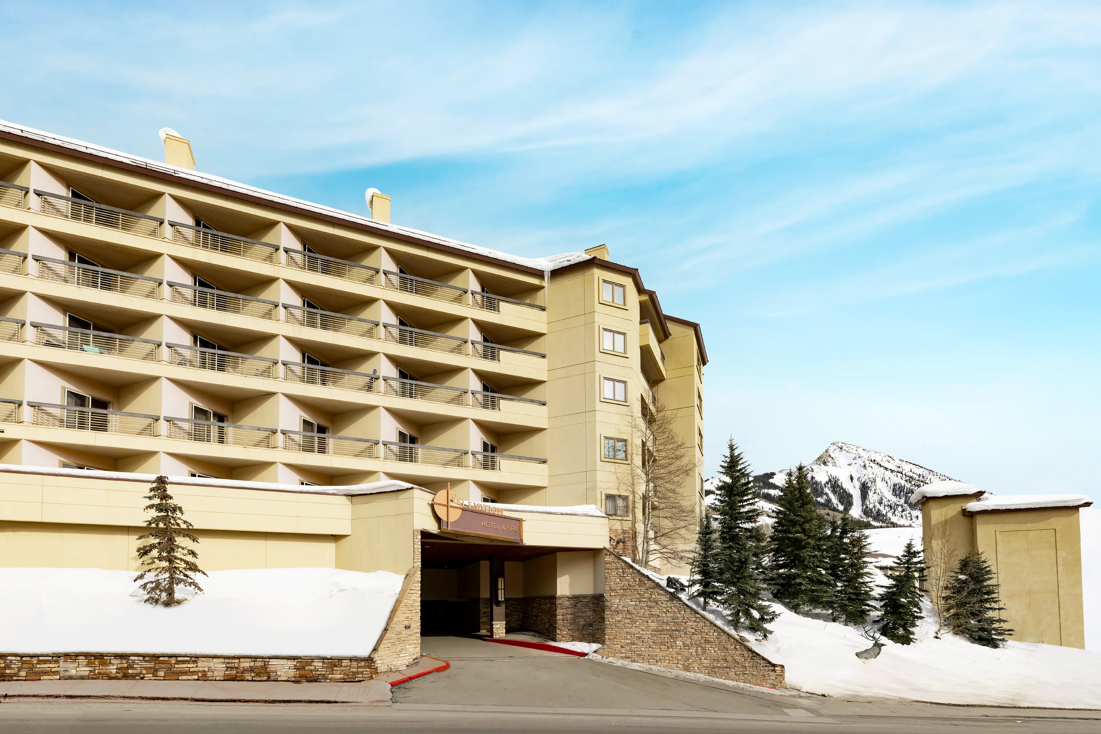Elevation-Resort-Exterior-Driveway_3840x2561_G_90_Long Edge Portfolio_auto
