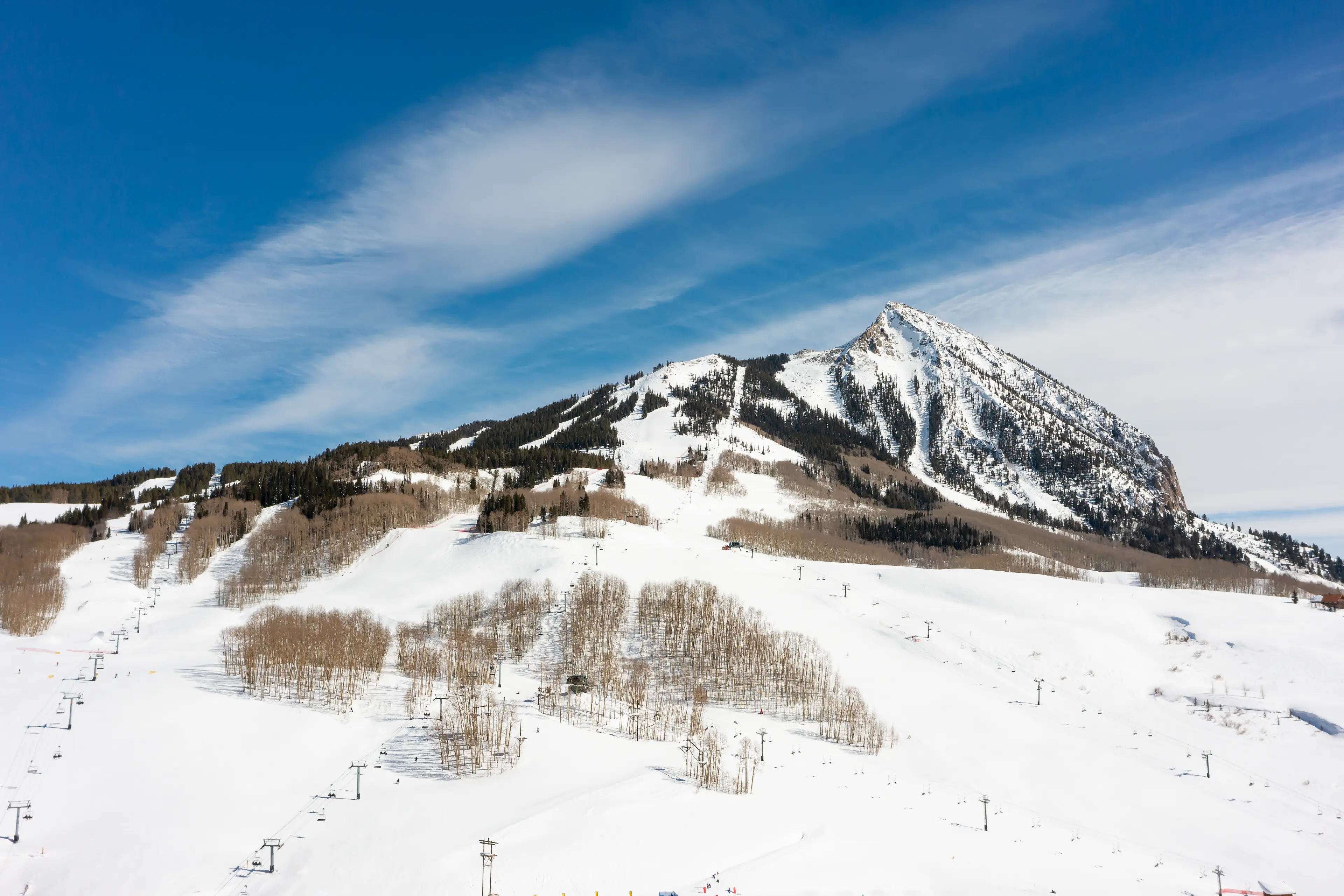 Elevation-Resort-Exterior-Ski-Lift-Area-Mountain-Hero_3840x2561_G_90_Long Edge Portfolio_auto