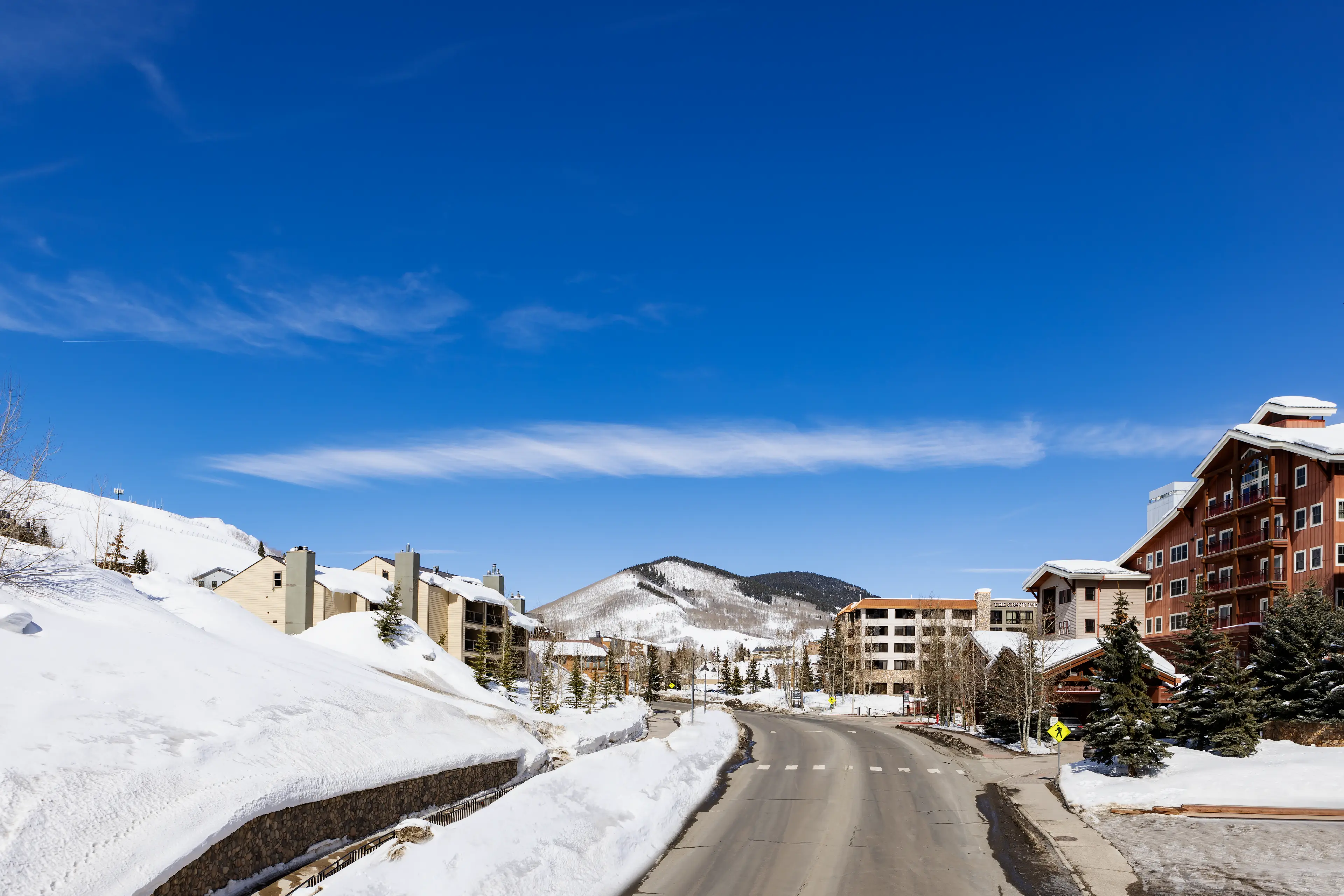 Elevation-Resort-View-Road_3840x2561_G_90_Long Edge Portfolio_auto