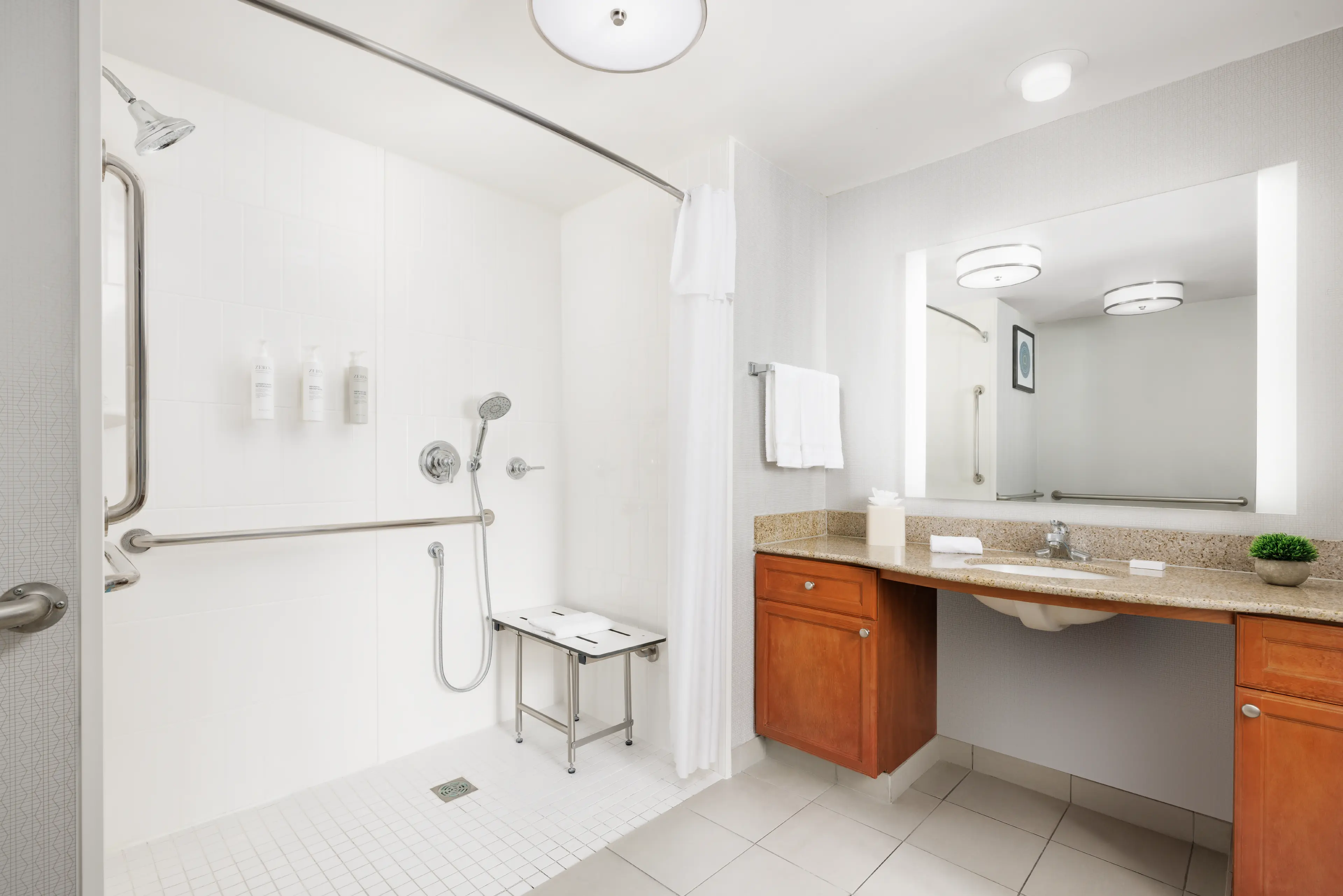 CRPHWHW-ADA-Shower_3840x2561_G_90_Long Edge Portfolio_auto
