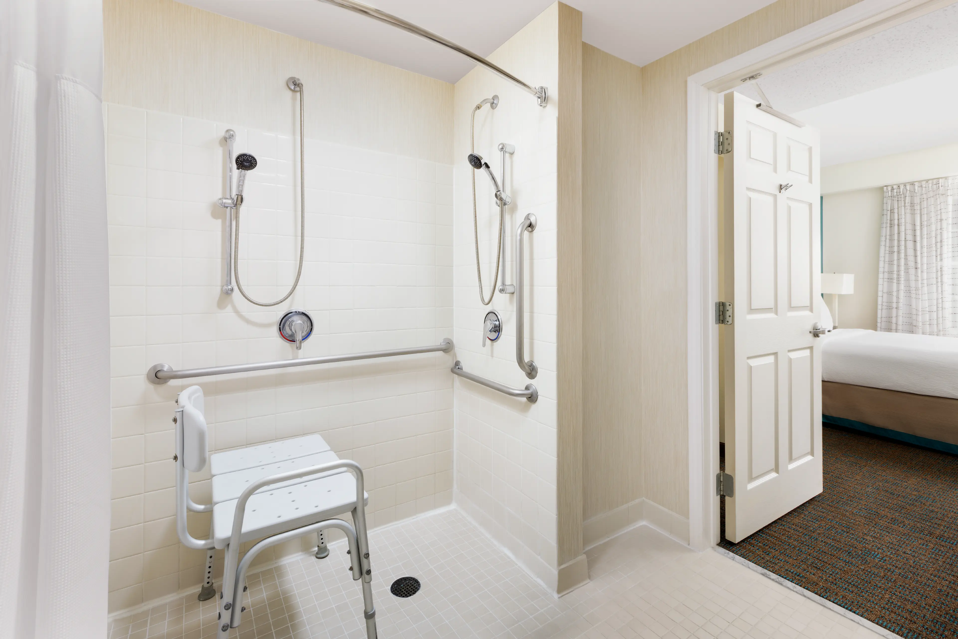 RI_EWRSR_ADA_Shower_3840x2561_G_90_Long Edge Portfolio_auto