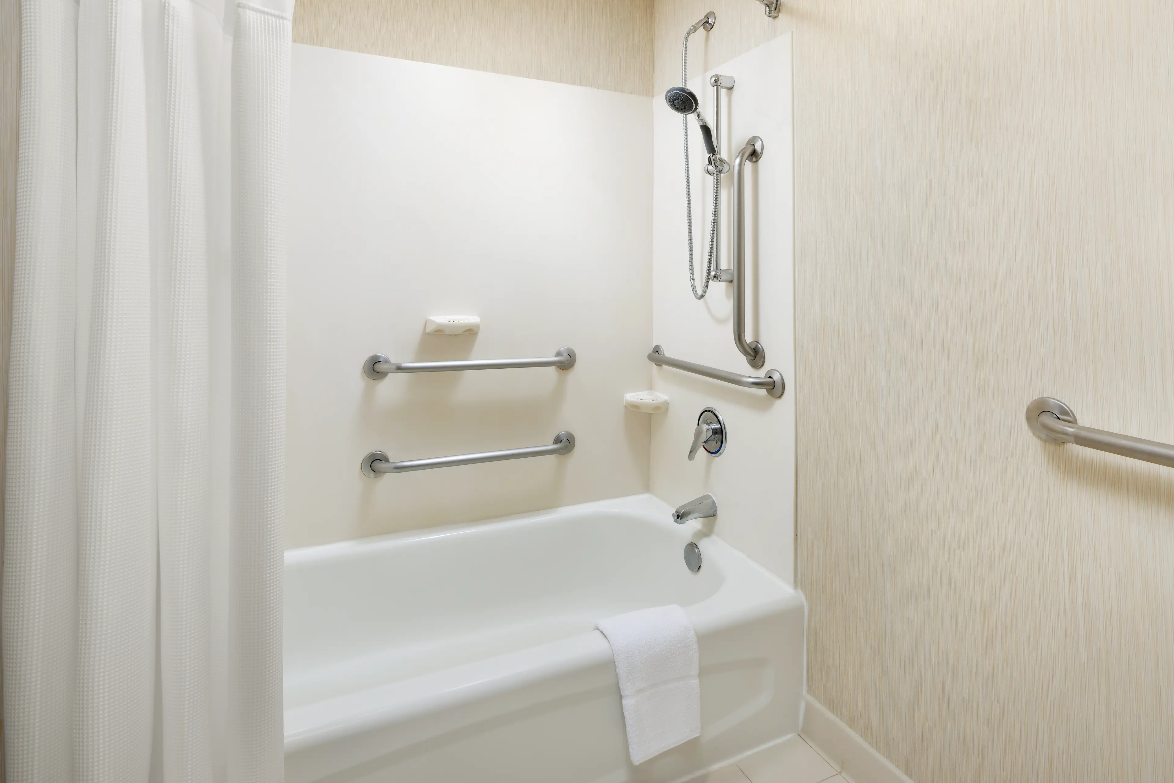 RI_EWRSR_ADA_Tub_3840x2561_G_90_Long Edge Portfolio_auto
