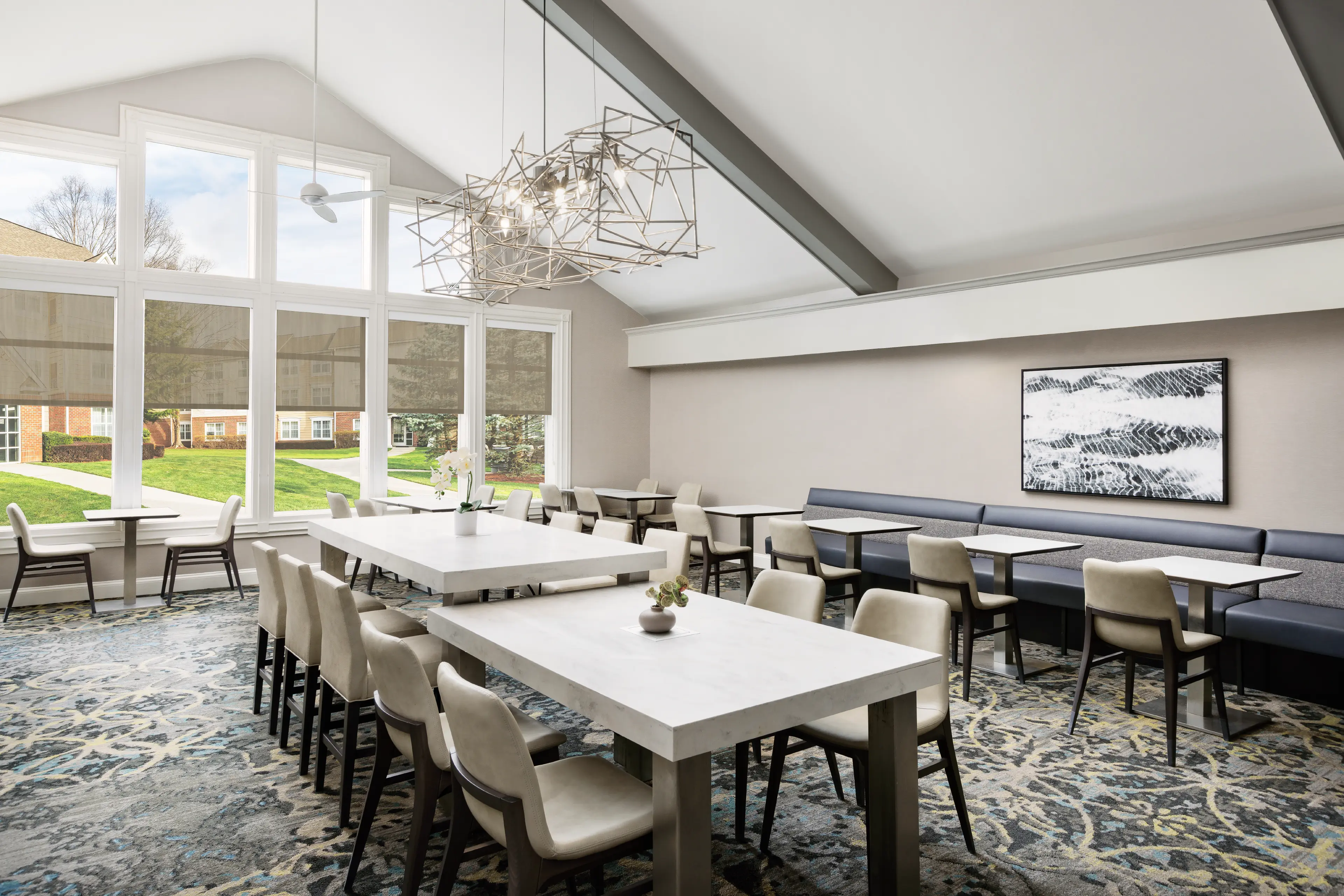 RI_EWRSR_Breakfast_Seating_3840x2561_G_90_Long Edge Portfolio_auto